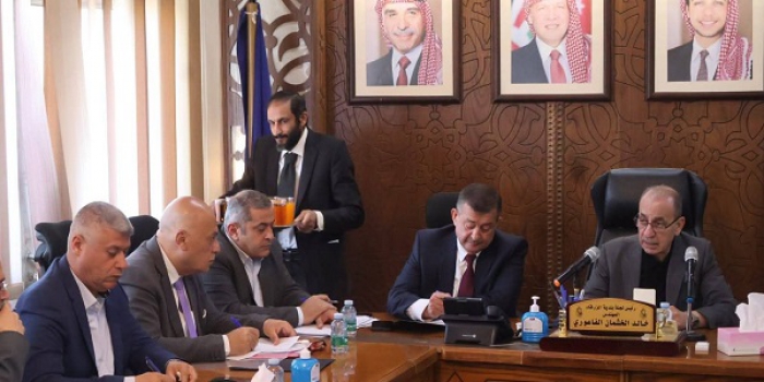   وزير الإدارة المحلية يلتقي رؤساء لجان بلديات البلقاء والزرقاء  