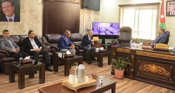   محافظ الزرقاء يزور بلدية الرصيفة لبحث واقع الخدمات وملف المقابر ويشيد بنجاح تنظيم سوق الأضاحي  